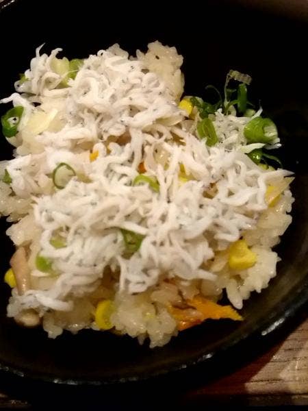 おいしさ一本釣り 新宿 明神丸 で味わう 1000 の藁焼き 戻り鰹 が至福すぎる Rettyグルメニュース